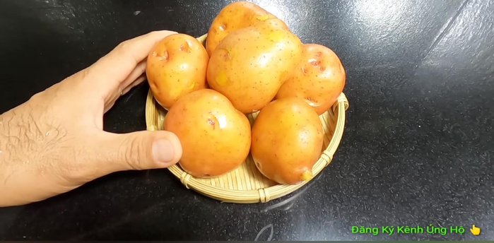 Chọn khoai tây Đà Lạt (màu hồng đỏ) thay vì khoai tây Trung Quốc (màu vàng) vì khoai Đà Lạt nhiều bột, ít nước, chiên sẽ giòn hơn.