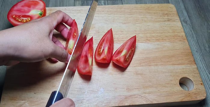 Sơ chế nguyên liệu khác: Cắt thơm, đậu bắp, cà chua, bạc hà thành miếng vừa ăn (176.31, 182.22, 189.6, 207.95).