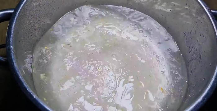 Nấu canh: Cho 2 lít nước vào nồi tỏi phi, thêm đường, muối, bột ngọt (241.6). Cho cá vào nấu khoảng 3 phút với lửa lớn (285.85).