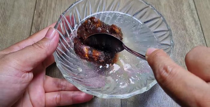 Thêm me và các nguyên liệu khác: Vớt cá ra (329.44). Cho me vào nồi nước dùng, khuấy đều lấy nước cốt (304.139). Thêm thơm, đậu bắp, cà chua vào nồi (353.22, 360.44, 369.889).