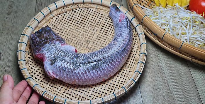 Sơ chế cá lóc: Làm sạch cá, khử mùi tanh bằng cách xoa bóp cá với đường và muối (125.94). Rửa sạch lại với nước (158.26). Cắt cá thành từng miếng vừa ăn (98.75), loại bỏ phần ruột (102.179).
