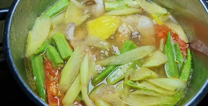 Hoàn thiện: Cho cá vào lại nồi, đun sôi trở lại (449.08). Thêm giá, tắt bếp (483.4, 493.49).