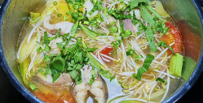 Trang trí và thưởng thức: Cho canh chua ra tô, rưới tỏi phi lên trên (500.35, 532.2).