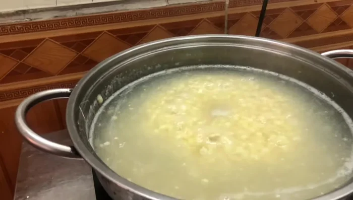 Cho sữa bột béo (nếu dùng) vào, khuấy đều.