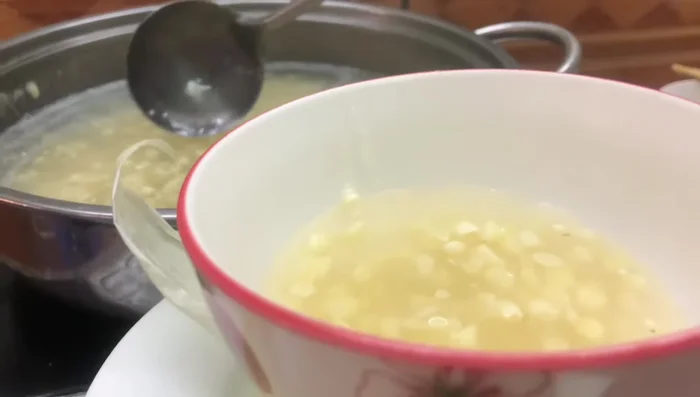 Múc chè ra bát, có thể ăn nóng hoặc cho đá vào để ăn lạnh.