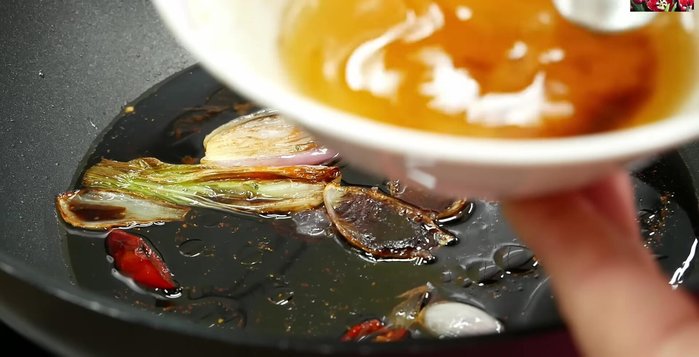 Kho trứng: Cho trứng vào chảo nước sốt, thêm 100ml nước. Đun lửa vừa, đảo nhẹ nhàng cho trứng ngấm gia vị và nước sốt sánh lại.