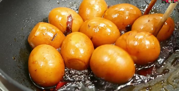 Hoàn thành: Khi nước sốt sánh lại, tắt bếp, thêm ngò, hành lá.