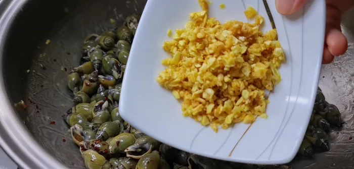 Cuối cùng, cho tỏi phi thơm vào đảo đều.