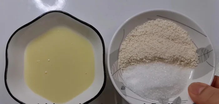Trộn đều sữa tươi, đường, và bột nêm.