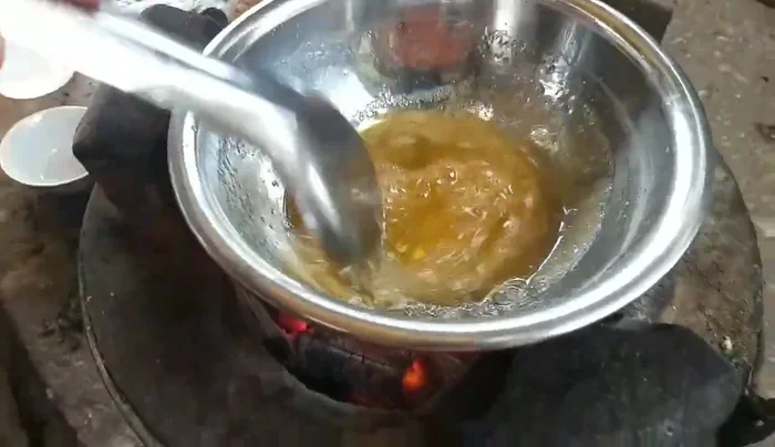 Đổ caramen vào khuôn bánh, dàn đều.