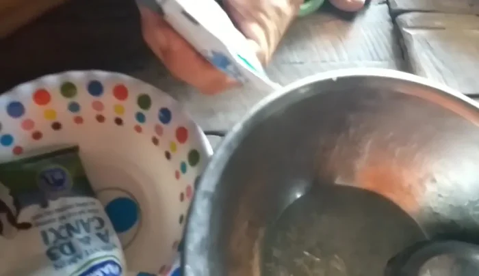 Thêm sữa tươi và sữa đặc vào hỗn hợp lòng đỏ trứng, khuấy đều cho đến khi hỗn hợp tan đều và mịn. Không nên đánh bông.