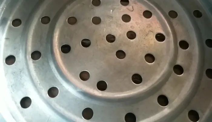 Hấp cách thủy: Cho khuôn bánh vào xửng hấp, hấp cách thủy khoảng 20 phút. Kiểm tra độ chín bằng cách dùng tăm xiên vào bánh, nếu tăm khô là bánh đã chín.