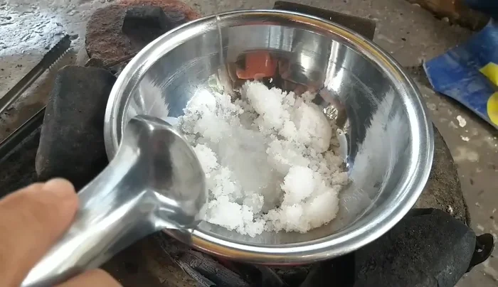 Thắng đường làm caramen: Cho đường vào chảo, thêm chút nước, đun nhỏ lửa đến khi đường tan chảy và chuyển sang màu cánh gián. Cho thêm chút nước cốt chanh để caramen có màu đẹp hơn.