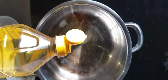 Cho dầu ăn vào nồi, phi thơm hành tím.