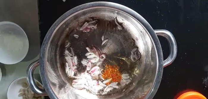 Thêm ớt vào nồi nếu muốn canh có vị cay và màu sắc bắt mắt hơn.