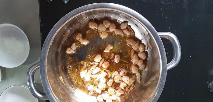 Thêm 2 thìa cà phê muối và 7 thìa cà phê nước mắm vào nồi tôm.