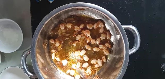 Thêm 3 thìa cà phê hạt nêm và 1/2 thìa cà phê muối vào nồi.