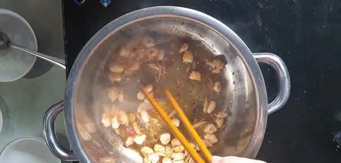 Đảo đều cho tôm chín, sau đó đổ nước vào.