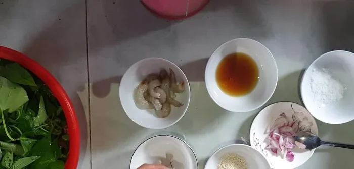 Bóc vỏ và cắt tôm thành từng miếng vừa phải (không quá to hoặc quá nhỏ).