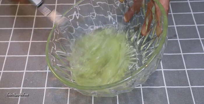 Đánh bông lòng trắng trứng với đường (chia làm 3 lần cho vào).