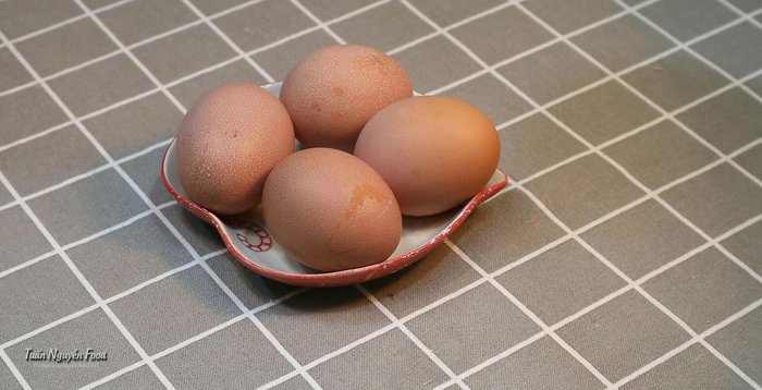 Tách lòng đỏ và lòng trắng trứng riêng. Đánh bông lòng trắng trứng với một ít muối cho đến khi bông cứng và tạo chóp.