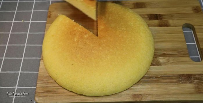 Chuẩn bị nguyên liệu: 4 quả trứng gà, 60g bột bắp, 60g bột mì, 100g đường, 1/2 thìa nước cốt chanh, 1 ít muối và dầu ăn.