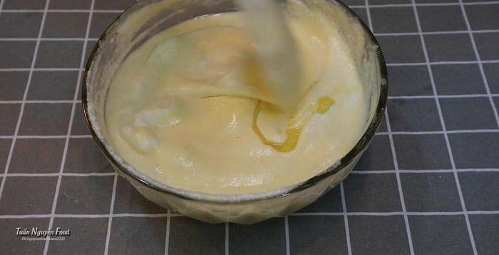 Thêm một ít dầu ăn vào hỗn hợp.