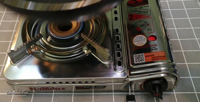 Đun nóng chảo với một ít dầu ăn, đổ hỗn hợp bánh vào chảo và dàn đều.