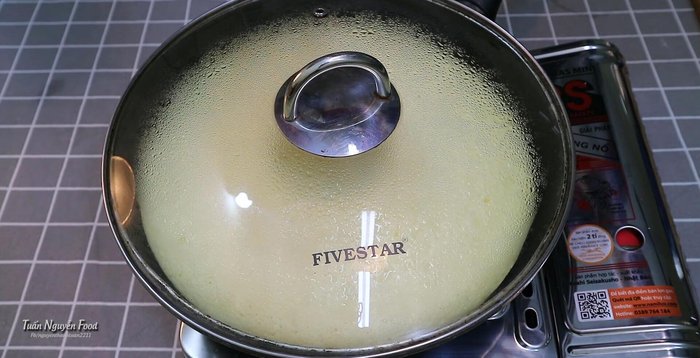 Nướng bánh trong khoảng 30 phút, hoặc đến khi bánh chín vàng đều.