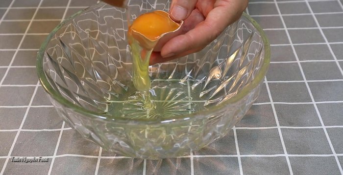 Trộn đều lòng đỏ trứng với bột mì và bột bắp.