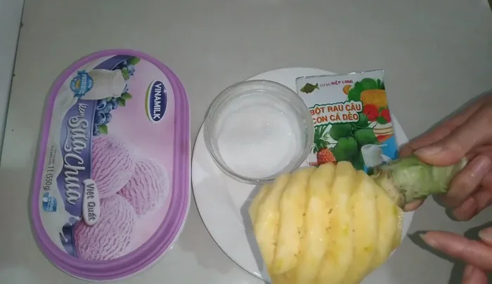 Gọt vỏ và thái dứa thành miếng nhỏ. (23.55)