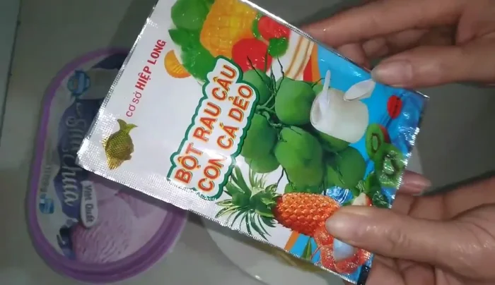 Cho nước cốt dứa, đường, và bột rau câu vào nồi. (31.769)