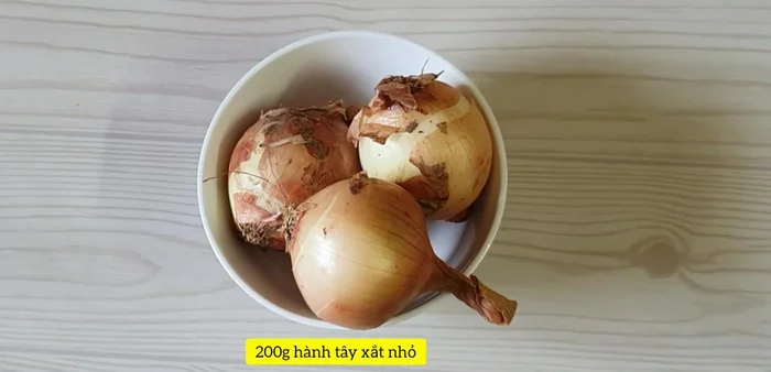Làm nhân bánh: Nấm mèo ngâm nở, rửa sạch, xay nhỏ. Hành tây, hành tím băm nhỏ. Trứng cút luộc chín, bóc vỏ.