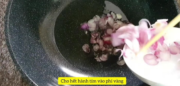 Trộn thịt xay với hành tím phi thơm, nấm mèo, hành tây, trứng cút, dầu hào, đường, nước mắm, tiêu. Nêm nếm vừa ăn.