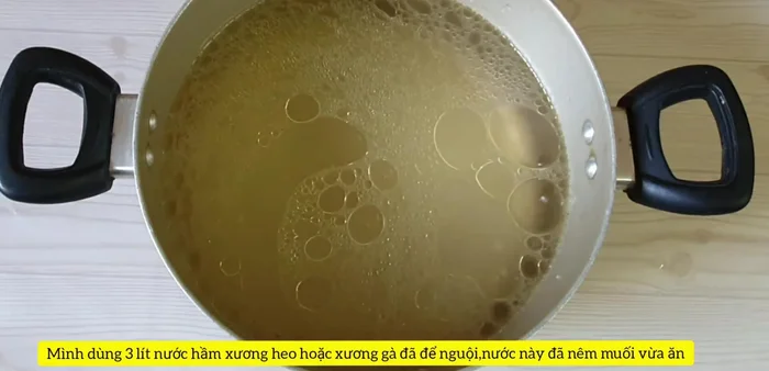 Ngâm bột gạo lọc với 3 lít nước hầm xương đã nguội, cho thêm muối vừa ăn. Ngâm khoảng 1 tiếng.