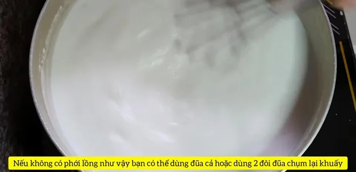 Đun bột trên lửa lớn, khuấy đều tay đến khi bột đặc lại. Sau đó, hạ nhỏ lửa, tiếp tục khuấy cho đến khi bột mịn, sánh.