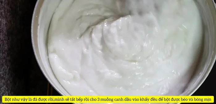 Cho 3 muỗng canh dầu ăn vào bột, quấy đều để bột bóng mượt.