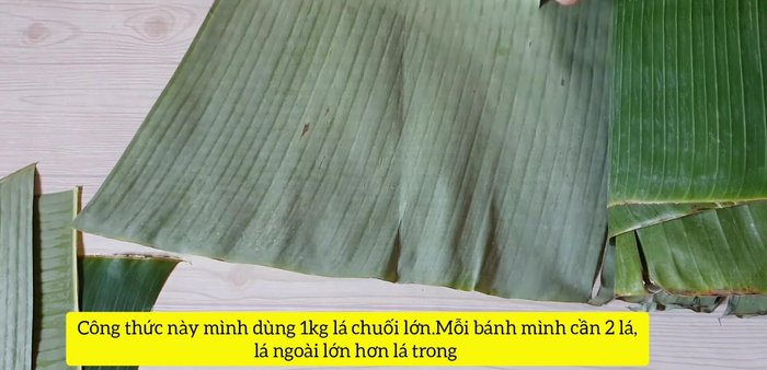 Chuẩn bị lá chuối: Rửa sạch, trụng qua nước sôi cho mềm, để ráo. Lá chuối lớn dùng làm lá ngoài, lá nhỏ làm lá trong.