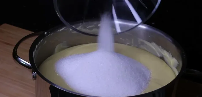 Thêm 250g đường kính, 150g sữa đặc, khuấy đều cho đường và sữa tan hoàn toàn.