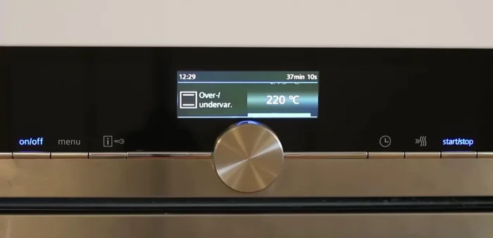 Tăng nhiệt độ lên 220 độ C (428 độ F), nướng thêm 7-10 phút để mặt bánh vàng đẹp.