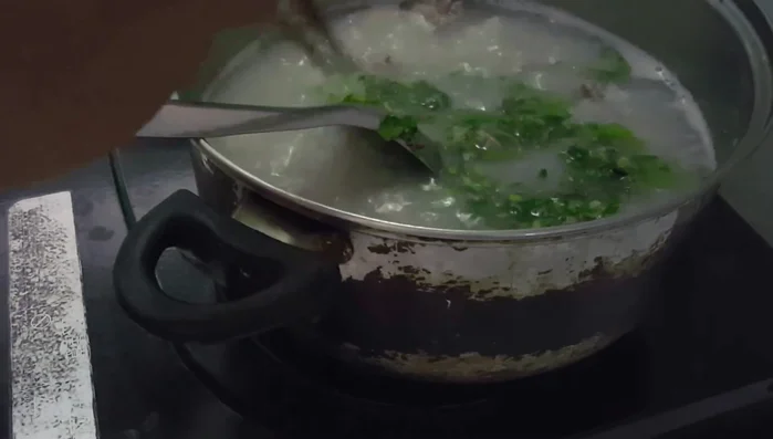 Thêm rau thơm và lá lốt vào.