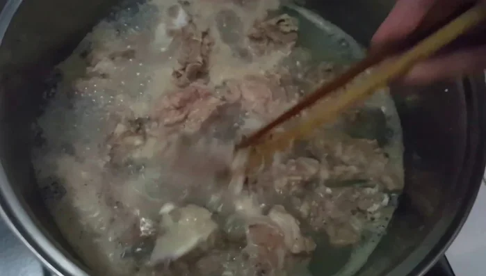 Gọt khoai sọ, bỏ mắt và thả vào âu nước để bớt nhựa. (Gọt sạch vỏ và mắt, dùng găng tay để tránh ngứa).