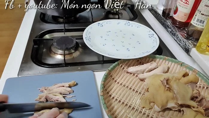 Xếp thịt gà: Xếp thịt gà lên bát phở, sắp xếp các phần thịt khác nhau cho đẹp mắt.