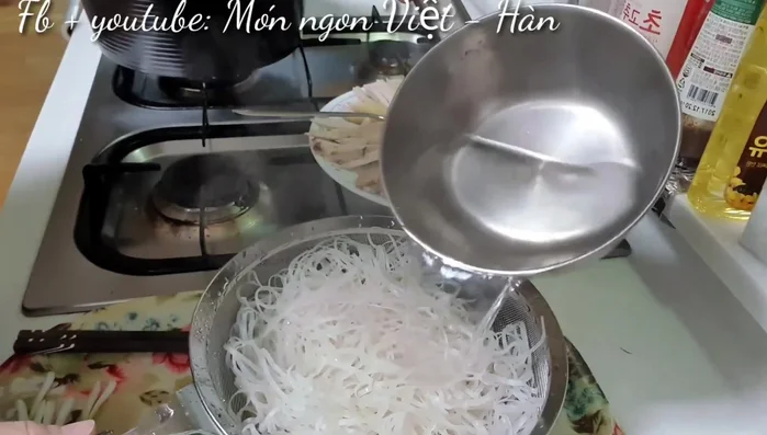 Trụng bún: Trụng bún qua nước sôi cho mềm.