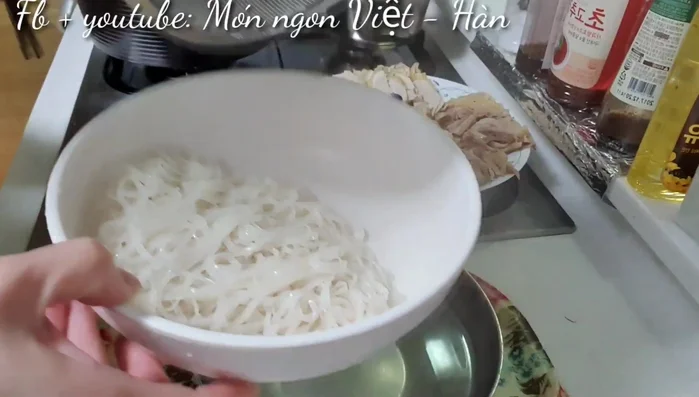 Trần hành lá và ngò rí: Trần qua nước sôi cho mềm, giữ màu xanh.