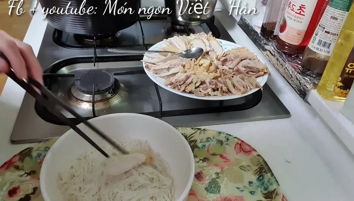 Chan nước dùng: Chan nước dùng vào bát phở. Nêm nếm gia vị thêm nếu cần.