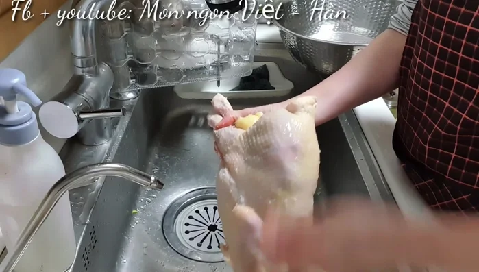 Chọn gà mái, làm sạch, xát muối khắp thân gà để khử mùi và làm sạch lông tơ, rửa lại thật sạch. Kiểm tra kỹ phần bụng, phao câu, loại bỏ phần mỡ, phổi và diều nếu có.