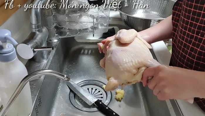 Luộc gà: Có thể thoa nghệ lên da gà để gà có màu vàng đẹp. Cho gà vào nồi, thêm nước đủ ngập gà. Thêm hành tây và gừng nướng sơ qua vào nồi (để cuối cùng khi gà sắp chín). Đun lửa nhỏ cho gà chín mềm.