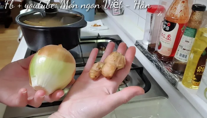 Nướng hành tây và gừng: Nướng sơ trên bếp hoặc chảo cho thơm. Chỉ cần nướng mặt ngoài.