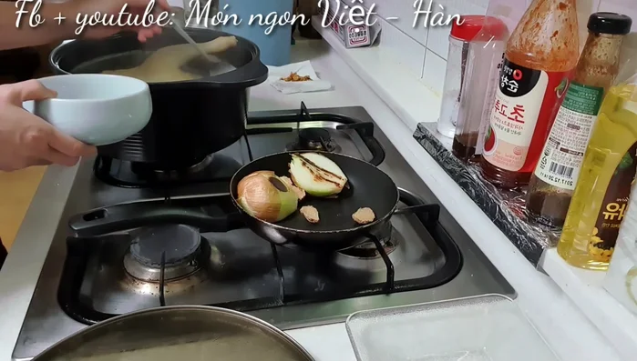 Vớt bọt: Trong quá trình luộc gà, vớt bọt để nước dùng trong.